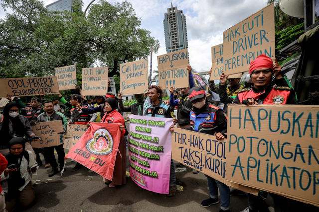 Sejumlah pengemudi ojek online yang tergabung dalam Serikat Pekerja Angkutan Indonesia (SPAI) menggelar aksi unjuk rasa di depan Kantor Kementerian Ketenagakerjaan (Kemnaker) pada Senin (17/2/2025). Foto: Jamal Ramadhan/kumparan