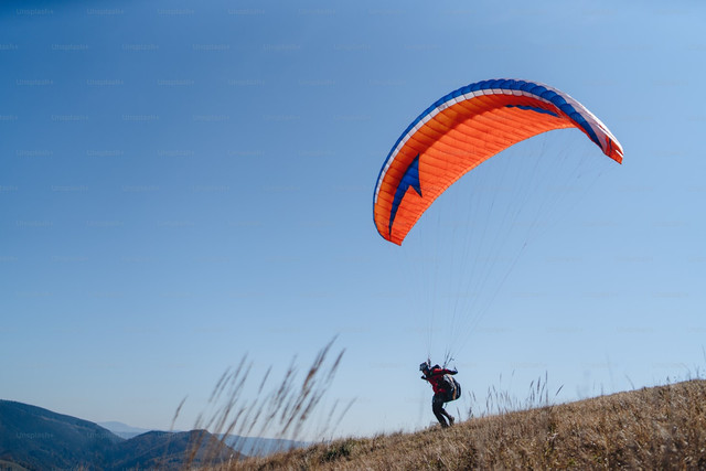 Ilustrasi Cara Turun Paralayang, Foto:Unsplash/Getty Images