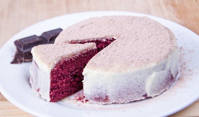 Red velvet terbuat dari apa. Foto red velvet cake. Sumber: Unsplash/Ronmar Lacamiento