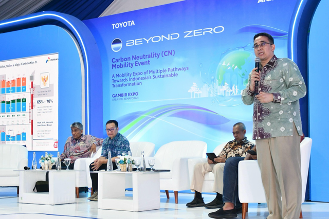 SVP Technology Innovation Pertamina, Oki Muraza (kiri) menjadi narasumber pada acara Talkshow Green Energy yang merupakan bagian acara Beyond Zero Carbon Neutrality (CN) Mobility Event yang diselenggarakan di Gambir Expo, Kemayoran, Jakarta pada Jumat (14/2/2025). Foto: Dok. Pertamina