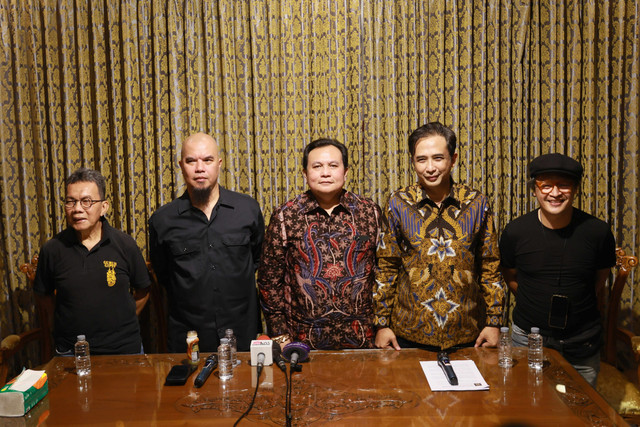 Musisi sekaligus anggota DPR Ahmad Dhani bersama musisi Piyu Padi dan pengacara Minila Sebayang saat konferensi pers penyataan sikap terkait putusan pengadilan Ari Bias dengan Agnez Mo di Istana Al Barat, Cipete, Jakarta, Senin, (17/2/2025). Foto: Agus Apriyanto