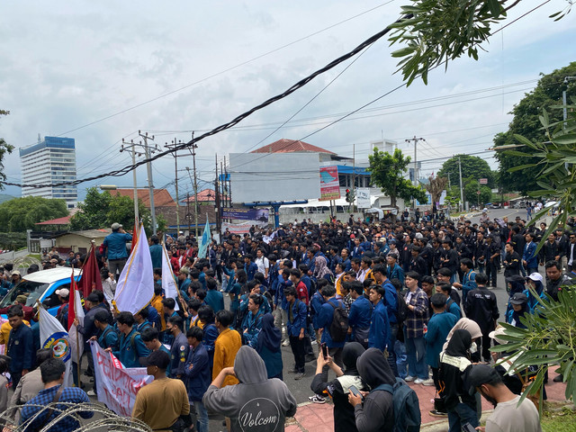 Ratusan mahasiswa melakukan aksi unjuk rasa di depan Gedung DPRD Provinsi Lampung. | Foto: Sinta Yuliana/Lampung Geh