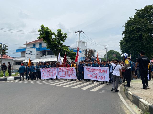 Ratusan mahasiswa melakukan aksi unjuk rasa di depan Gedung DPRD Provinsi Lampung. | Foto: Sinta Yuliana/Lampung Geh