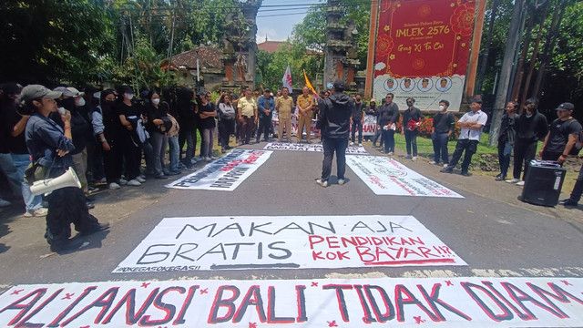 Mahasiswa yang tergabung dalam Aliansi Bali Tidak Diam melakukan unjuk rasa di Kantor DPRD Bali, Senin (17/2/2025). Foto: Denita BR Matondang/kumparan