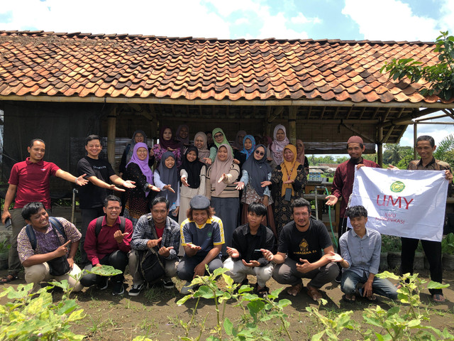 Fajar Junaedi (mengenakan topi) berfoto bersama peserta pelatihan.