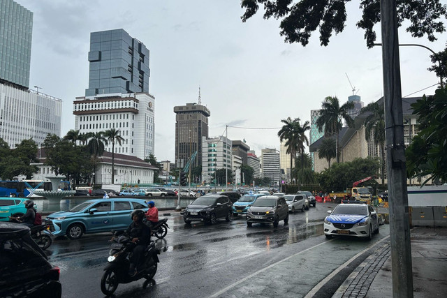 Suasana lalu lintas jelang demo BEM SI di Kawasan Patung Kuda, Jalan Merdeka Barat, Jakarta, Senin (17/2/2025). Foto: Abid Raihan/kumparan