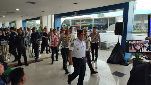 Kakorlantas Polri Brigjen Pol Agus Suryonugroho dan Wakil Menteri Perhubungan, Komjen Pol (Purn) Suntana melakukan pengecekan ke Terminal Pulogebang, Jakarta, Senin (17/2/2025). Foto: Rachmadi Rasyad/kumparan