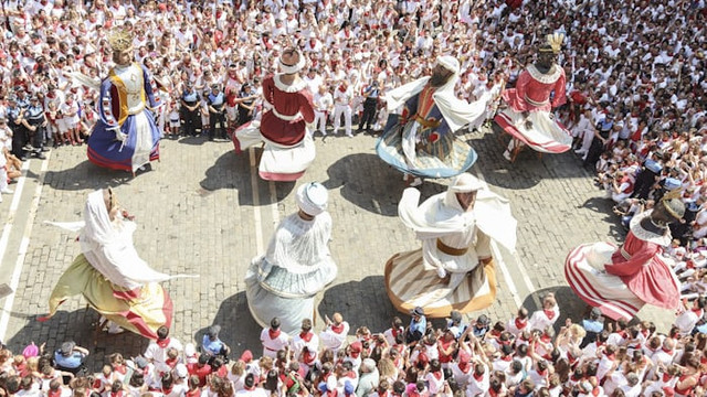 Apa Ancaman Globalisasi terhadap Budaya Nasional Sebagai Identitas Bangsa?  Sumber: unsplash/ San Fermin Pamplona - Navarra