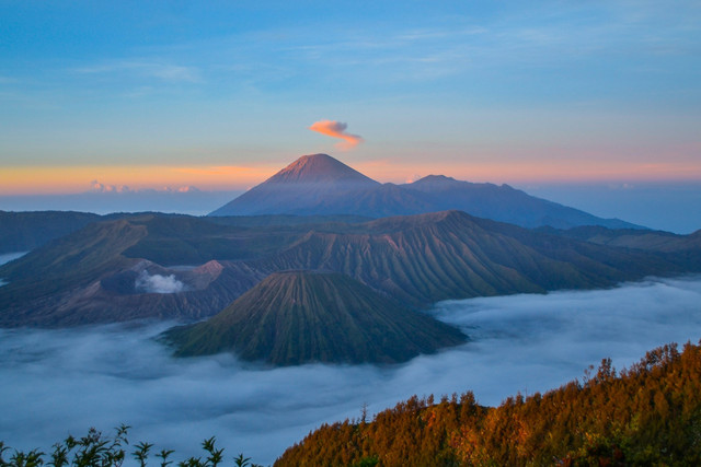 Gunung di Jawa Timur. Foto: dok. Unsplash/Adrian Hartanto