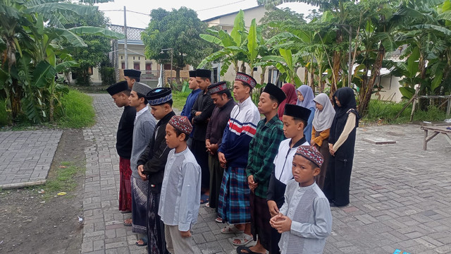 Sebelum berangkat santri-santri PP Nurussaqqaf dibariskan dan diberi wejangan tentang pentingnya menjaga etika, etiket, dan syariat Islam selama liburan.