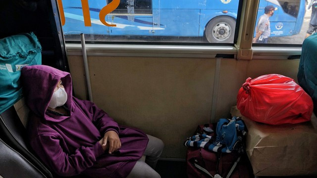 Seorang anak yang menunggu jadwal keberangkatan bus di Terminal Alang-Alang Lebar Palembang, Foto: abp/Urban Id