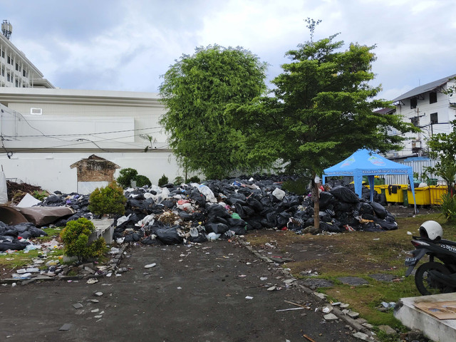 Tumpukan sampah di lahan bekas Teras Malioboro 2 (TM 2), Kota Yogyakarta, Senin (17/2/2025). Foto: Arfiansyah Panji Purnandaru/kumparan