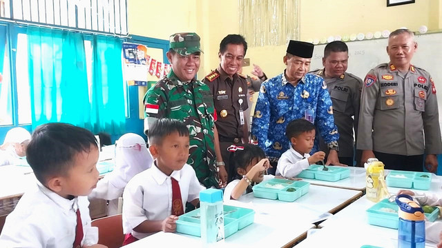 Peninjauan makan bergizi gratis di SDN 1 Sungai Ringin. Foto: Dina Mariana/Hi!Pontianak