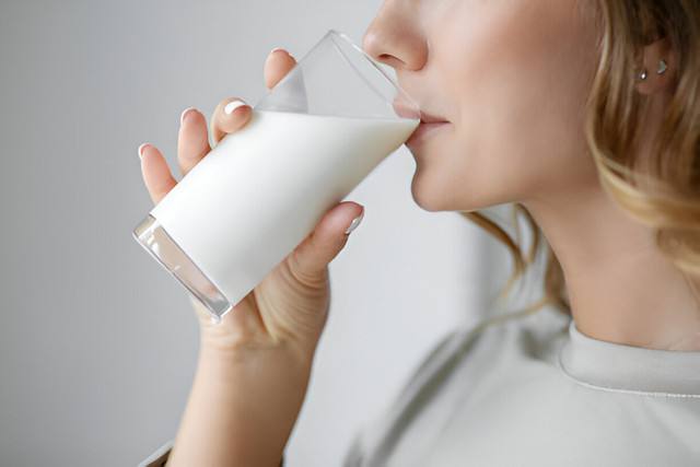 Ilustrasi Minum susu, Sumber:IStockphoto/bymuratdeniz