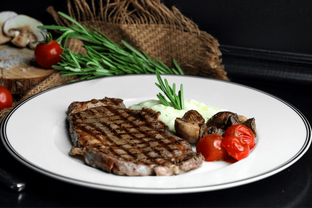 (Ilustrasi Steak Medium Well, Sumber: freepik.com/kamranaydinov)