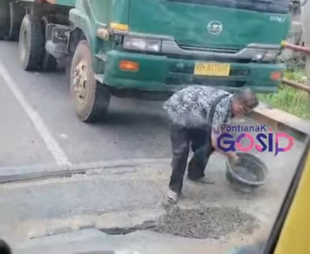 Aksi sopeir kontainer menambal jalan di Jembatan Kuala Ambwang. Foto; Instagram @gosippontianak