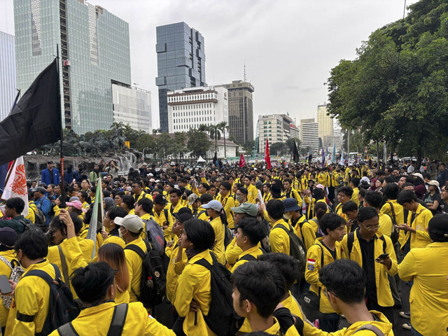 Massa aksi dari BEM SI mulai merapat ke Patung Kuda, Jakarta Pusat pada Senin (17/2/2025). Foto: Abid Raihan/kumparan