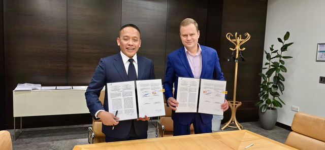 Direktur Utama PTPN IV PalMco Jatmiko Santosa bersama Direktur Supply Chain Unilever Willem Uijen menandatangani kontrak kerjasama jangka panjang dalam rantai pasok PKO yang lestari melalui pengembangan dua unit Kernel Cruishing Plant. Foto: Dok. PTPN XIII