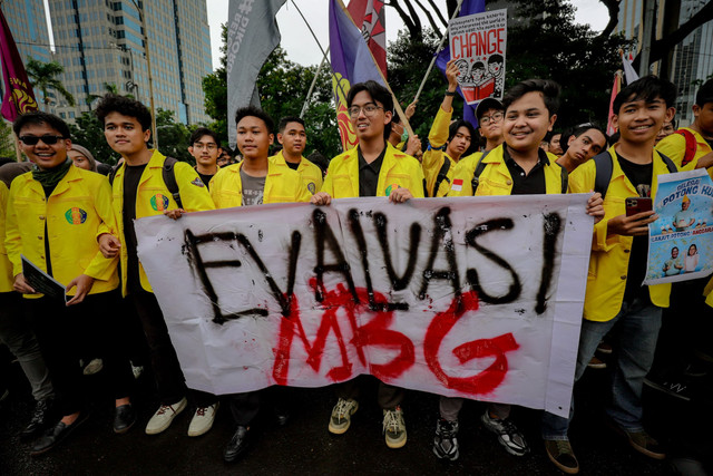 Sejumlah mahasiswa menggelar aksi unjuk rasa di Kawasan Patung Kuda, Jakarta, Senin (17/2/2025). Foto: Jamal Ramadhan/kumparan