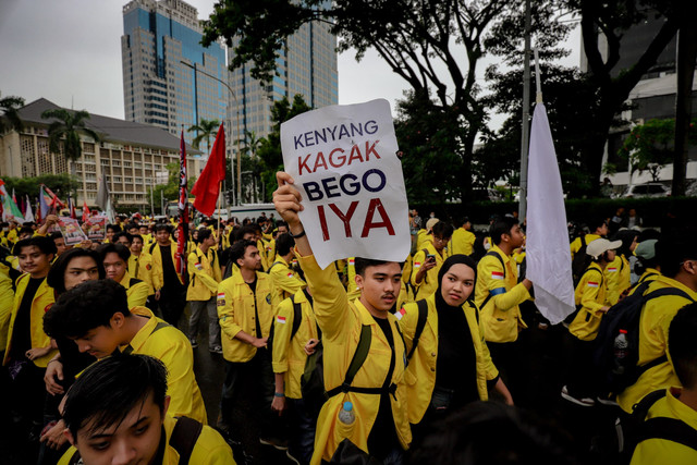 Sejumlah mahasiswa menggelar aksi unjuk rasa di Kawasan Patung Kuda, Jakarta, Senin (17/2/2025). Foto: Jamal Ramadhan/kumparan