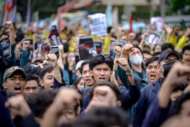 Sejumlah mahasiswa menggelar aksi unjuk rasa di Kawasan Patung Kuda, Jakarta, Senin (17/2/2025). Foto: Jamal Ramadhan/kumparan