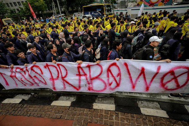 Sejumlah mahasiswa menggelar aksi unjuk rasa di Kawasan Patung Kuda, Jakarta, Senin (17/2/2025). Foto: Jamal Ramadhan/kumparan