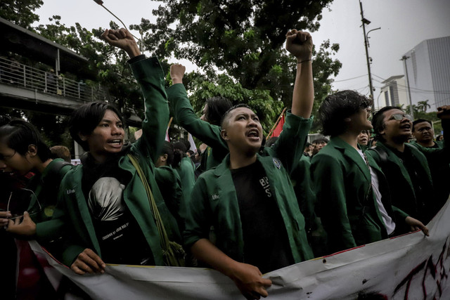 Sejumlah mahasiswa menggelar aksi unjuk rasa di Kawasan Patung Kuda, Jakarta, Senin (17/2/2025). Foto: Jamal Ramadhan/kumparan