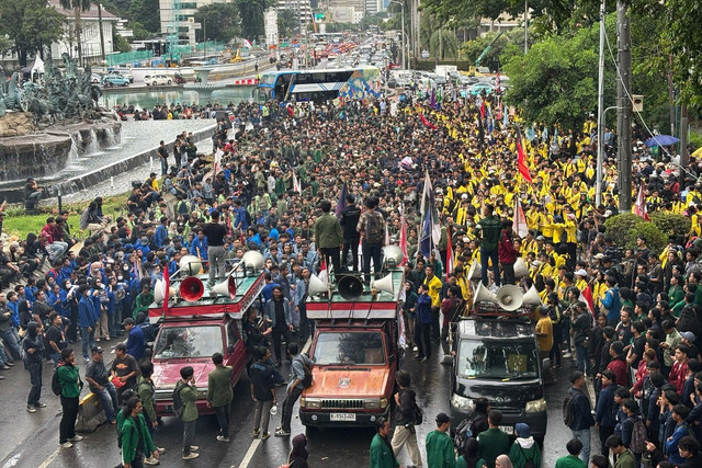 Sejumlah mahasiswa menggelar aksi unjuk rasa di Kawasan Patung Kuda, Jakarta, Senin (17/2/2025). Foto: Abid Raihan/kumparan