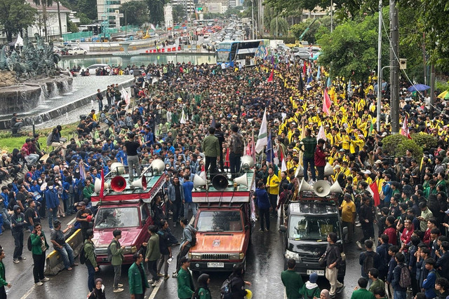 Sejumlah mahasiswa menggelar aksi unjuk rasa di Kawasan Patung Kuda, Jakarta, Senin (17/2/2025). Foto: Abid Raihan/kumparan