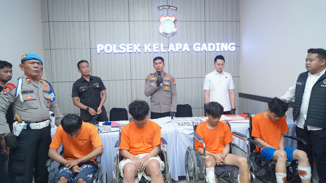 Konferensi pers kasus begal di Polsek Kelapa Gading, Jakarta, Senin (17/2/2025). Foto: Dok. Istimewa