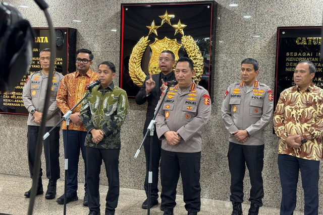 Menteri Kehutanan Raja Juli Antoni bersama Kapolri Jenderal Listyo Sigit Prabowo memberikan keterangan pers usai tanda tangan MoU soal hutan di Mabes Polri, Jakarta, Senin (17/2/2025).  Foto: Luthfi Humam/kumparan