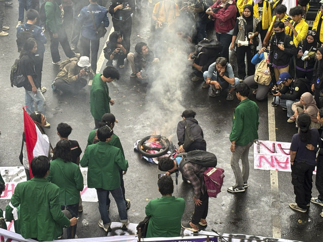 Massa aksi #IndonesiaGelap mulai membakar ban di Patung Kuda, Jakarta pada Senin (17/2/2025). Foto: Abid Raihan/kumparan