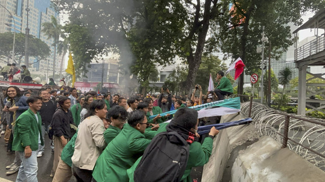 Massa aksi mulai mencoba menarik barrier beton di demo #IndonesiaGelap di Patung Kuda, Jakarta pada Senin (17/2/2025). Foto: Abid Raihan/kumparan