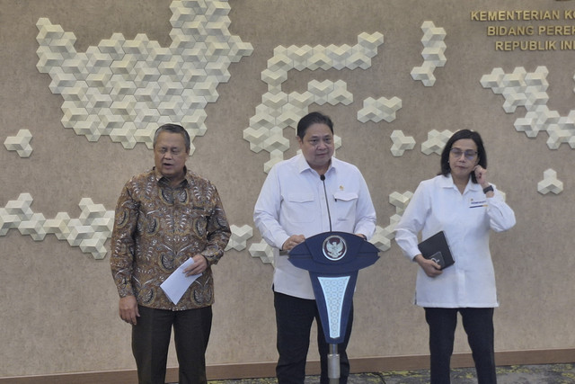 Konferensi pers di Menko Perekonomian Airlangga Hartarto, Menteri Keuangan Sri Mulyani dan Gubernur BI Perry Warjiyo di Kantor Kemenko Perekonomian, Jakarta Pusat pada Senin (17/2/2025). Foto: Argya D. Maheswara/kumparan 