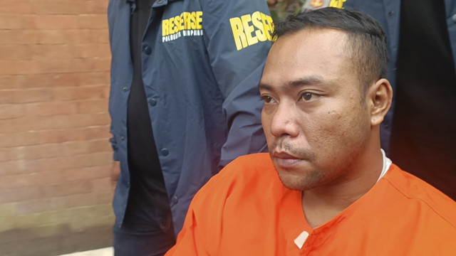 Bastomi Prasetyawan (33) menusuk I Kadek Prawata (31) saat jajan di warung saat dihadirkan dalam jumpa pers di Polresta Denpasar, Senin (17/2/2025). Foto: Denita BR Matondang/kumparan