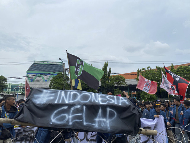 Ratusan mahasiswa menggelar aksi #IndonesiaGelap di depan Gedung DPRD Jawa Timur Jalan Indrapura, Surabaya, Senin (17/2/2025). Foto: Dok. Istimewa