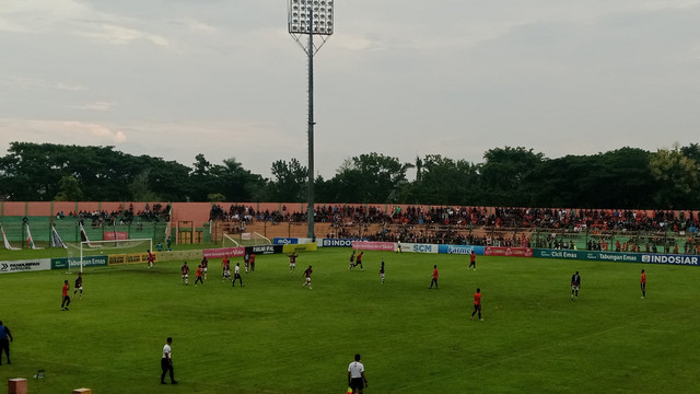 Pertandingan antara Persibo Bojonegoro melawan Persekat Tegal, di Stadion Letjen H Soedirman Bojonegoro. Senin (17/02/2025). (Aset: Istimewa)