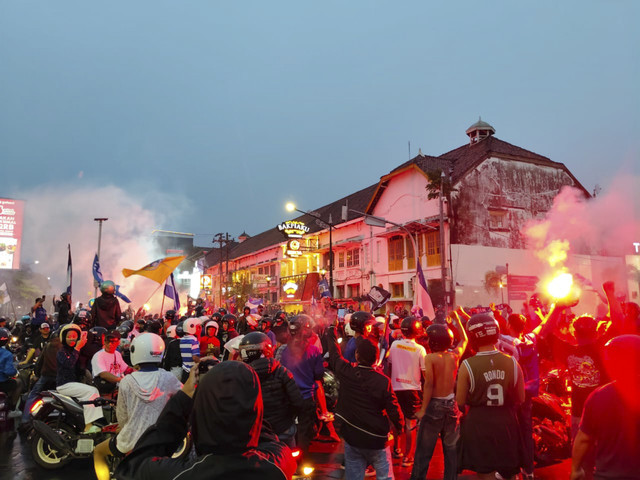 Suporter PSIM Yogyakarta merayakan lolosnya Laskar Mataram ke Liga 1 di Tugu Yogya, Senin (17/2/2025). Foto: Arfiansyah Panji Purnandaru/kumparan