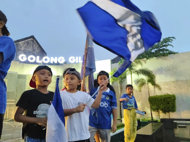 Suporter PSIM Yogyakarta merayakan lolosnya Laskar Mataram ke Liga 1 di Tugu Yogya, Senin (17/2/2025). Foto: Arfiansyah Panji Purnandaru/kumparan