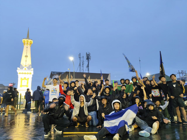 Suporter PSIM Yogyakarta merayakan lolosnya Laskar Mataram ke Liga 1 di Tugu Yogya, Senin (17/2/2025). Foto: Arfiansyah Panji Purnandaru/kumparan