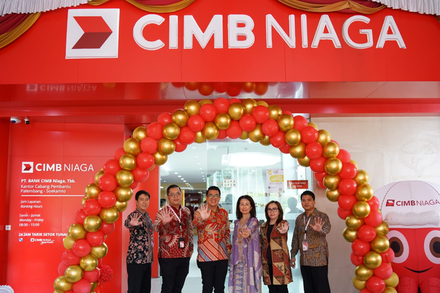 Head of Region Sumatera CIMB Niaga Maya Sartika (ketiga kanan) meresmikan kantor cabang berkonsep hybrid di Digital Branch CIMB Niaga Sukamto-Palembang, Jalan R. Sukamto, Senin (17/2/2025). Foto: Dok. CIMB Niaga