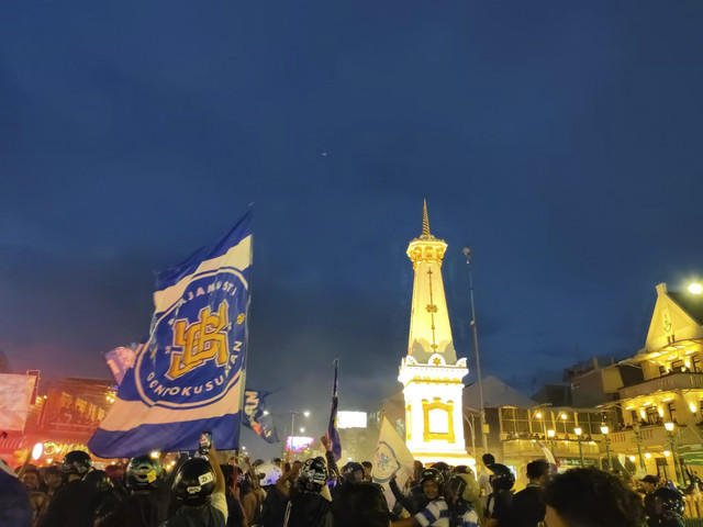 Suporter PSIM Yogyakarta merayakan lolosnya Laskar Mataram ke Liga 1 di Tugu Yogya, Senin (17/2/2025). Foto: Arfiansyah Panji Purnandaru/kumparan