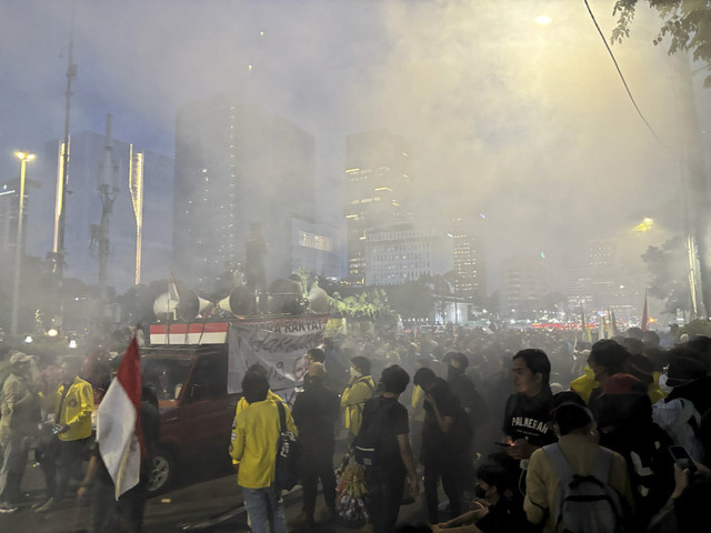 Massa aksi #IndonesiaGelap masih bertahan di Patung Kuda, Jakarta hingga pukul 18.28 WIB pada Senin (17/2/2025). Foto: Abid Raihan/kumparan