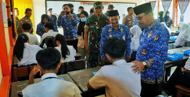 Pj Bupati Mempawah meninjau pelaksanaan makan bergizi gratis. Foto: M. Zain/Hi!Pontianak