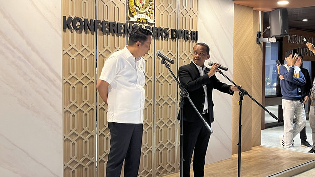 Menteri ESDM Bahlil Lahadalia saat Menteri Hukum Supratman Andi Atas saat konferensi pers RUU Minerba di kompleks parlemen, Senin (17/2/2025). Foto:  Fariza/kumparan