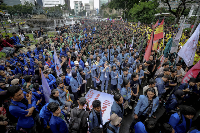 Massa aksi #IndonesiaGelap masih bertahan di Patung Kuda, Jakarta pada Senin (17/2/2025). Foto: Jamal Ramadhan/kumparan