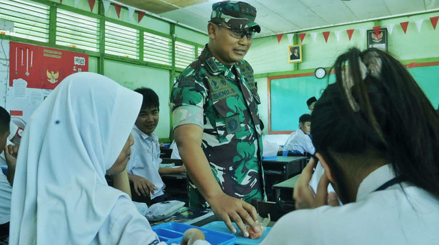 Dandim Mempawah meninjau pelaksanaan makan bergizi gratis. Foto: M. Zain/Hi!Pontianak