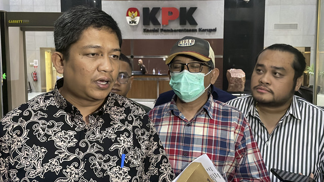 Suami eks anggota Bawaslu Agustiani Tio, Adrial Wilde (tengah) didampingi oleh kuasa hukumnya, Army Mulyanto (kiri), usai menjalani pemeriksaan terkait kasus Hasto Kristiyanto, di Gedung Merah Putih KPK, Jakarta, Senin (17/2/2025). Foto: Fadhil Pramudya/kumparan