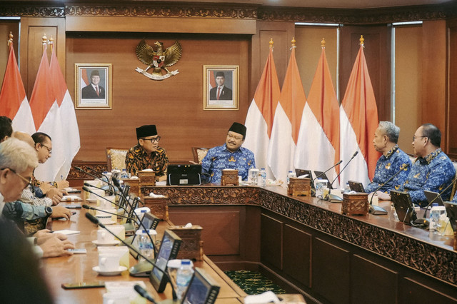 Mensos Saifullah Yusuf (Gus Ipul) bertemu Mendes PDT Yandri Susanto di Kantor Kemendes, Senin (17/2/2025). Foto: Dok. Kemensos