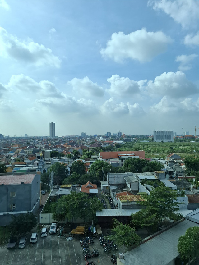 gambar ini di jepret pada waktu siang hari di UM Surabaya, Indonesia sangat indah tapi tidak dengan kebijakan pemerintahanya